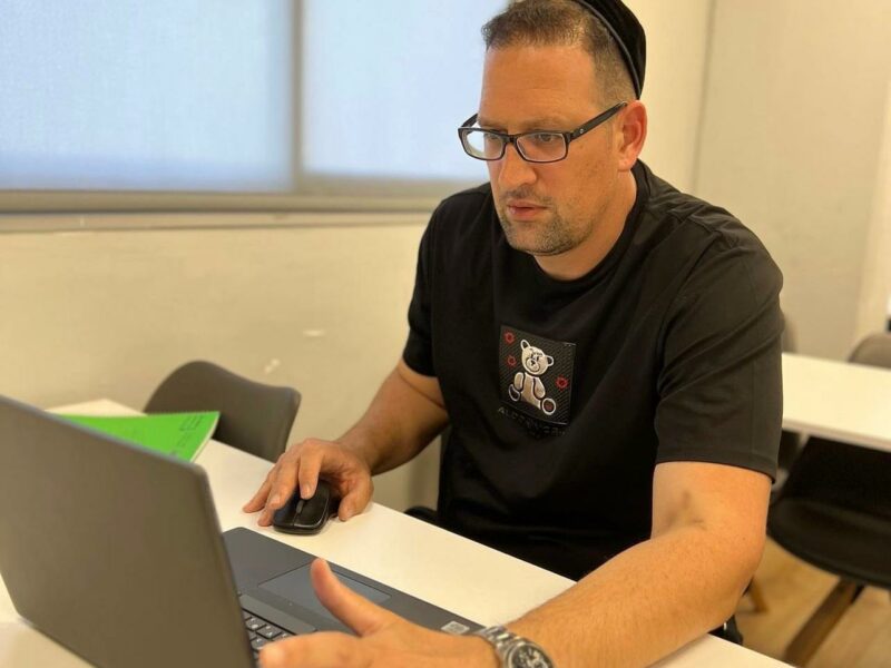 אלעד היקר ממריא